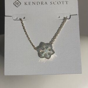 NWT Kendra Scott Kyocera Opal Snowflake Short Pendant Necklace Gold